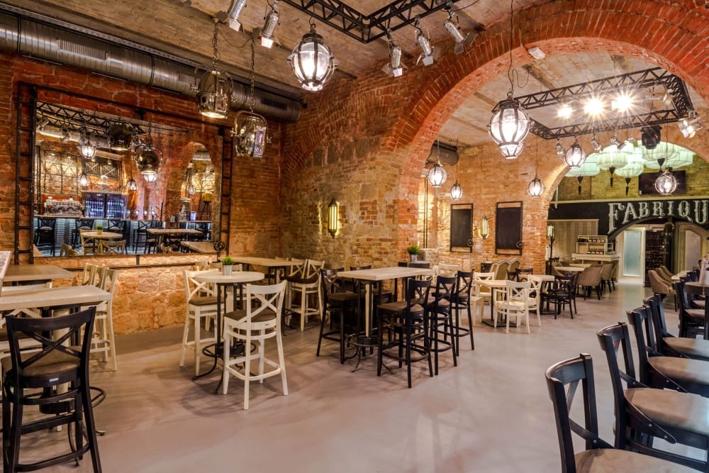 Postavljanje žarulja u Pub Fabrique