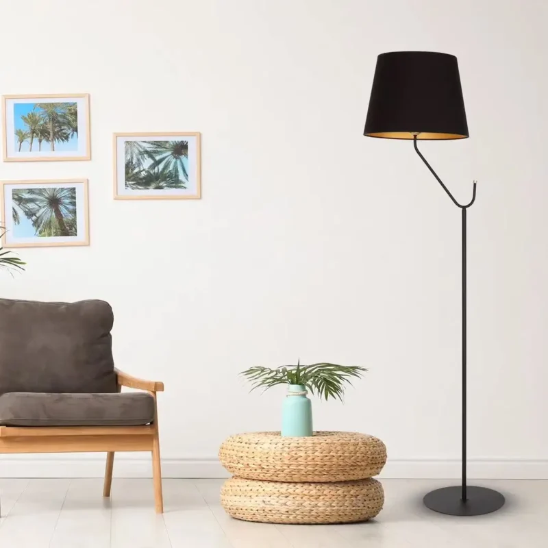 Crna podna lampa sa zlatnim detaljem elegantan je dodatak svakom modernom interijeru (SKU-MLP4915).