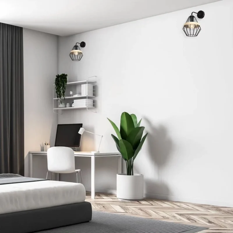 Crna zidna lampa s E27 grlom može izvrsno poslužiti kao ambijentalna rasvjeta u spavaćoj sobi (SKU-MLP5523).