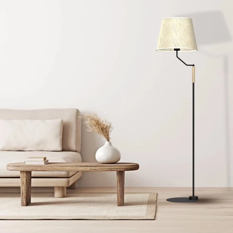 Podna lampa Etna savršeno će se uklopiti u interijere u kojima prevladavaju pastelne nijanse namještaja (SKU-MLP7279).